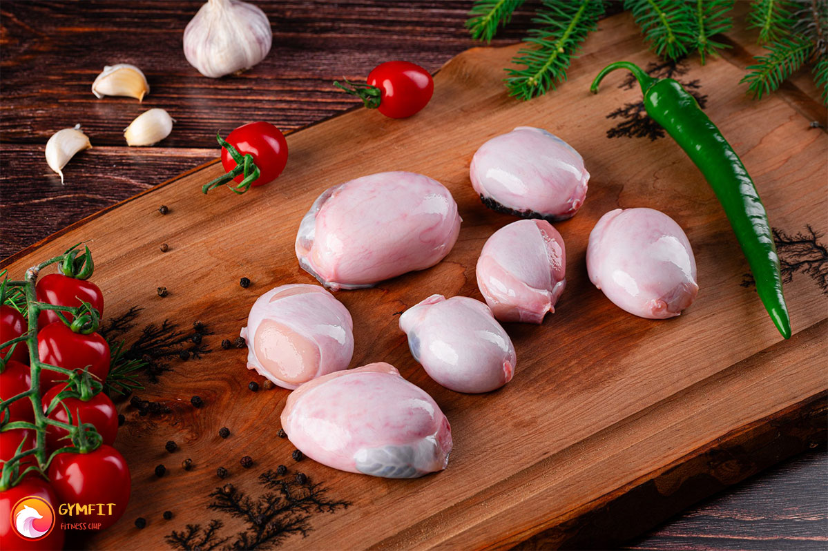 چند دنبلان گوسفند روی تخته چوبی