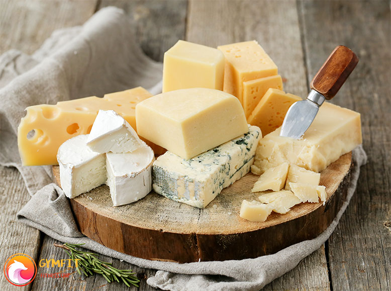 انواع پنیر چدار بر روی یک تخته چوب