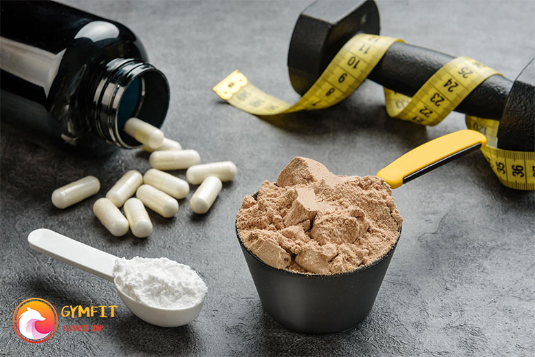اسکوپ پروتئین وی و کراتین روی میز