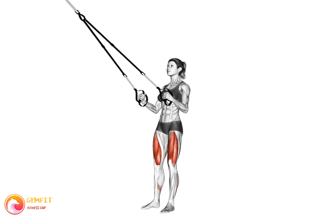 یک زن در حال آموزش اجرای صحیح  TRX اسکوات