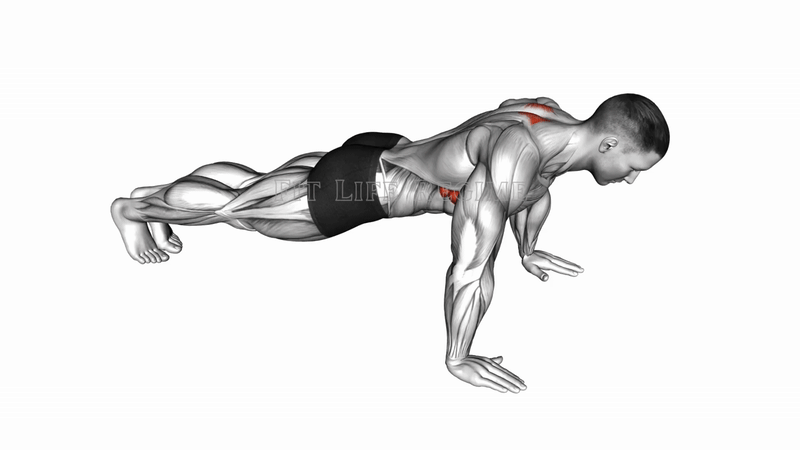مردی در حال اجرای شنا کتف (Scapular Push-up)